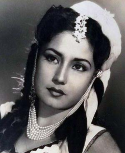 Мина Кумари (Meena Kumari; хинди मीना कुमारी), настоящее имя - Махджабин Бано (Mahjabeen Bano).