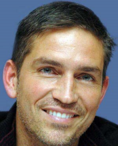 Джим Кэвизел (Jim Caviezel). Полное имя - Джеймс Патрик Кэвизел-младший (James Patrick Caviezel Jr.).