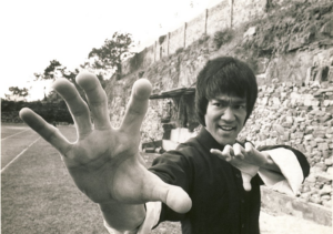 Брюс Ли (Bruce Lee); детское имя - Ли Сяолун (кит. 李小龙, англ. Li Xiao Long, рус. Маленький Дракон), взрослое имя - Ли Чжэньфань (кит. 李振藩, англ. Lee Jun Fan).