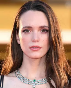 Стейси Мартин (фр. Stacy Martin).