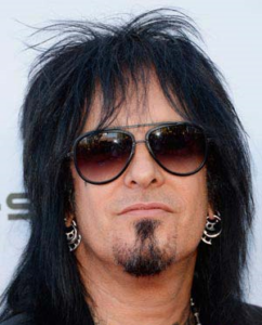 Никки Сикс (Nikki Sixx), урождённый Фрэнк Карлтон Серафино Феранна младший (Frank Carlton Serafino Feranna Jr).