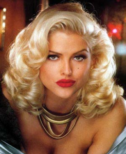 Анна Николь Смит (Anna Nicole Smith), настоящее имя - Вики Линн Хоган (Vickie Lynn Hogan).